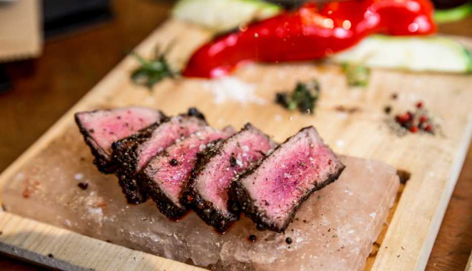 Carne sobre un bloque de sal en un picador