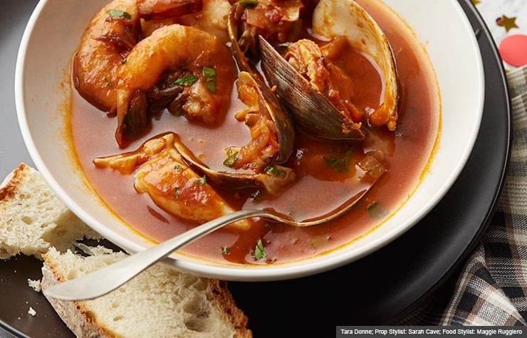 Nor Cal Cioppino - Recetas del chef Guy Fieri para la cena de fin de año Plato con sopa de mariscos