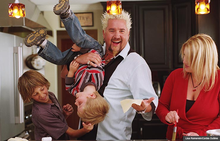 Guy Fieri cocinando con su familia, Cocina familiar El chef Guy Fieri y su familia