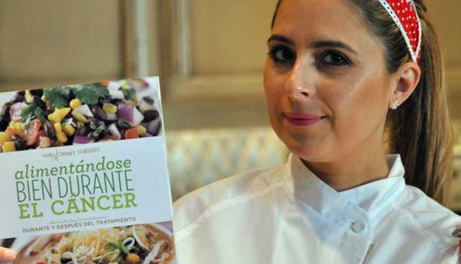 Chef Zoe Muller sostiene su libro Chef Zoe Muller sostiene su libro