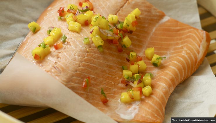 Recetas para prevenir el cancer de colon: Salmón escalfado con salsa de mango