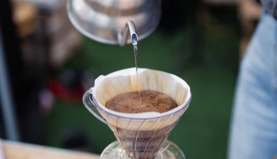 Una persona colando café