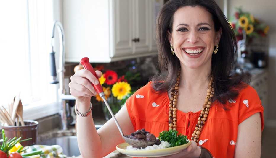 Chef Leticia Moreinos mientras sirve la comida Chef Leticia Moreinos mientras sirve la comida