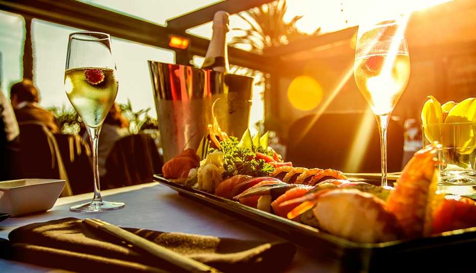 Increíbles ofertas para la cena - Cena servida en una mesa Increíbles ofertas para la cena - Cena servida en una mesa