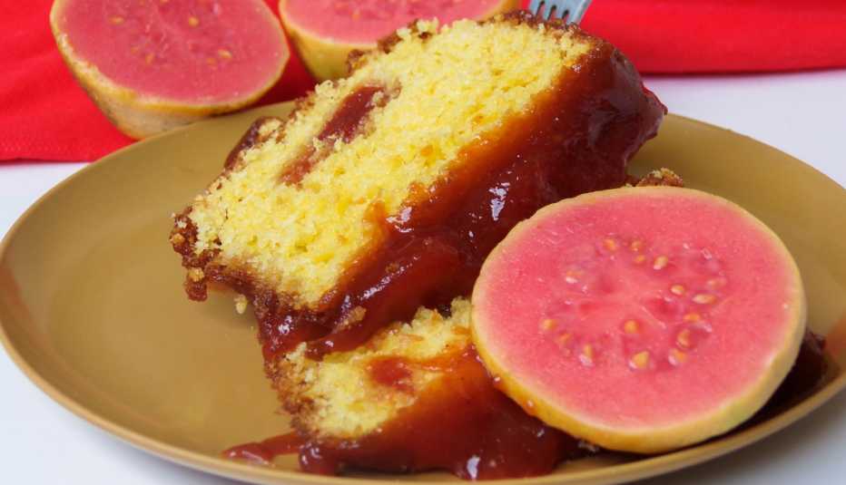 Pastel y fruta de guayaba