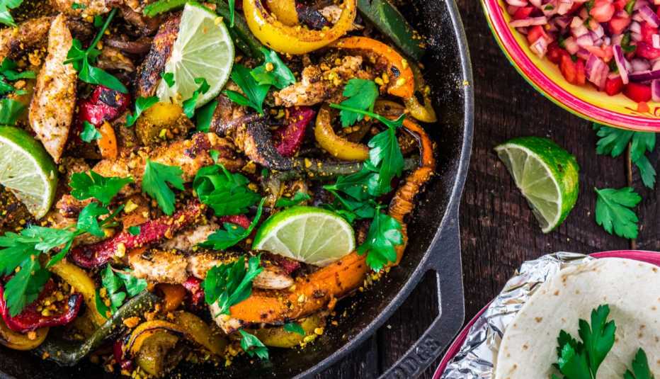 Receta de cómo preparar fajitas de pollo.
