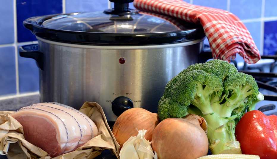 Vegetales frescos y una olla de cocción lenta