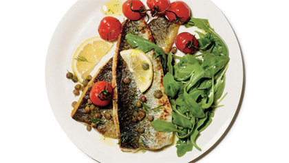 Plato con vegetales con un filete de pescado - Superpescados que debería estar comiendo Plato con vegetales con un filete de pescado - Superpescados que debería estar comiendo