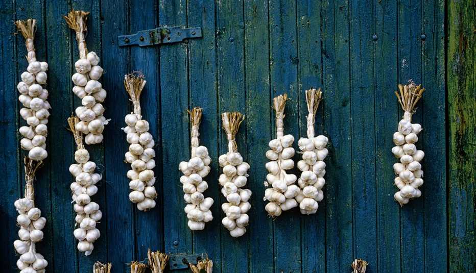 Racimos de ajos colgados de una pared