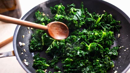Saltear la col en una sartén - Tendencias alimentarias actuales Saltear la col en una sartén - Tendencias alimentarias actuales