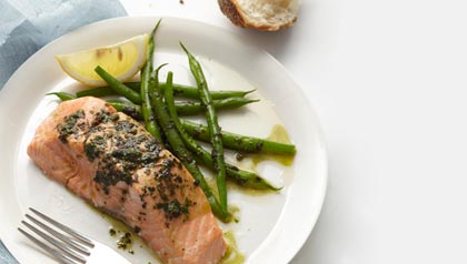 Salmón receta del chef Carla Hall Plato con salmón y verduras