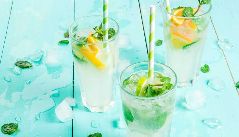 Mocktail de limón, menta y jengibre