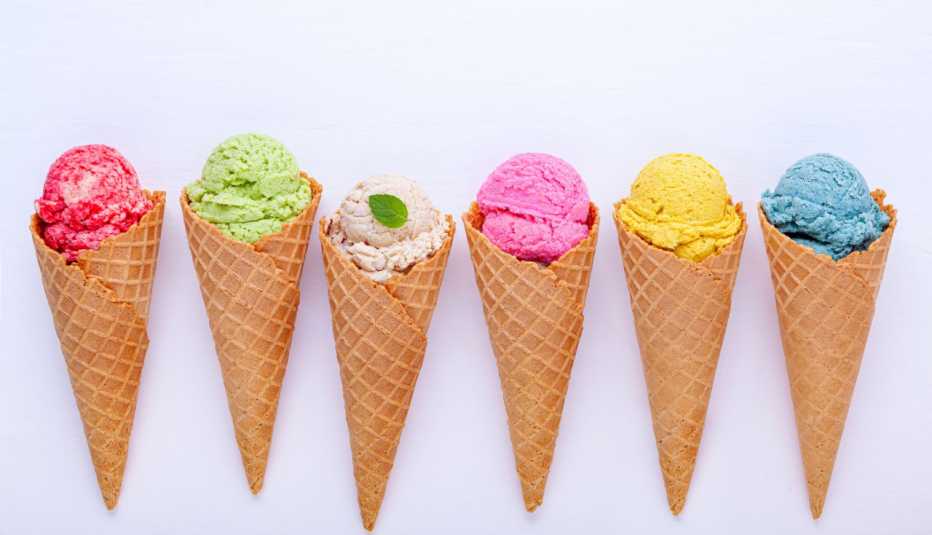 Helados en conos de diferentes sabores