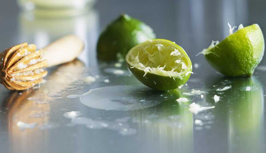 Limones exprimidos sobre una mesa