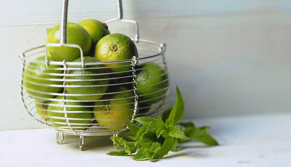 Canasta llena de limones