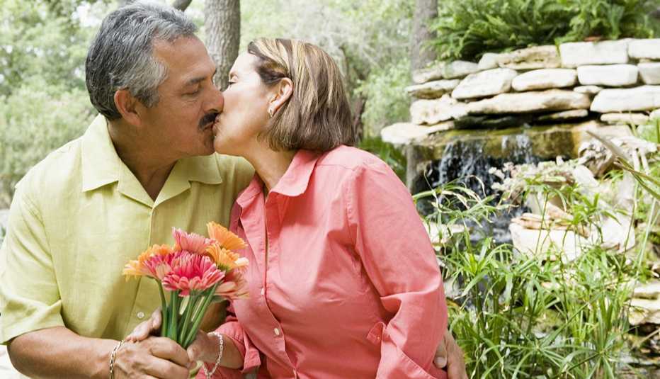 Pareja hispana se besa