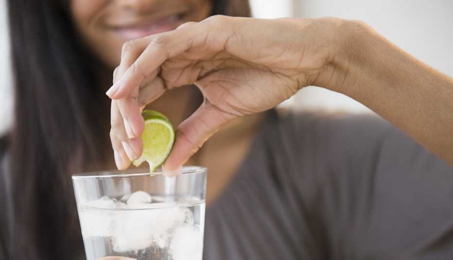Mujer exprime un limón