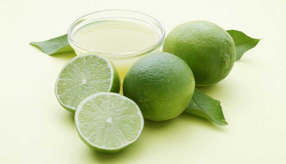 Limones agrupados en una mesa