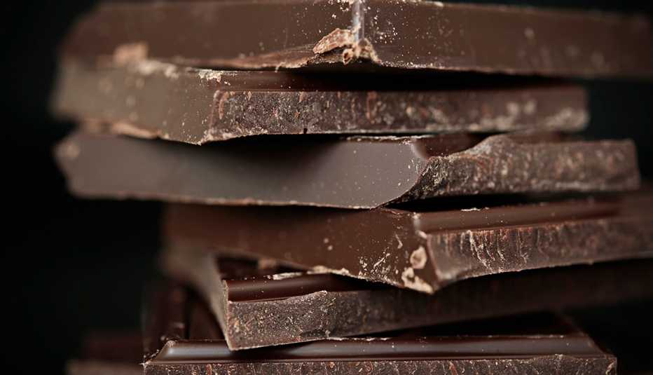 Chocolate negro apilado