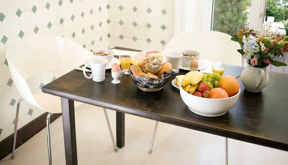 Mesa con desayuno servido