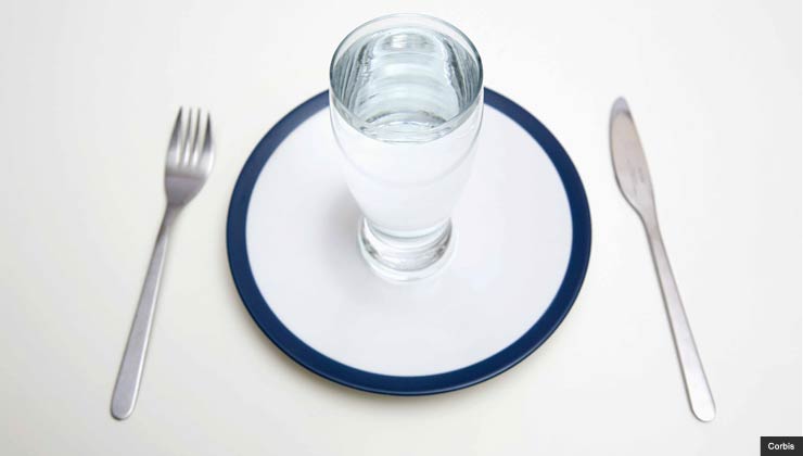 Vaso de agua en un plato de comida