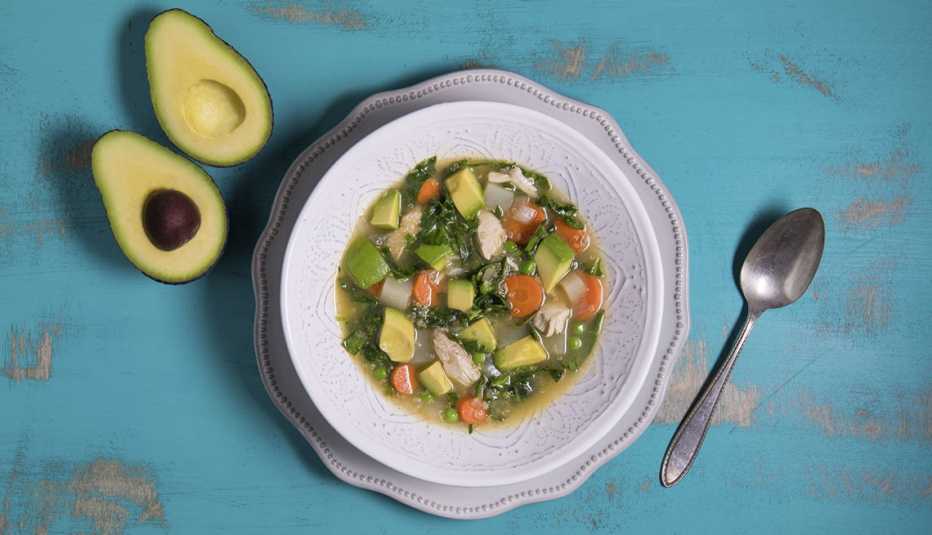 Sopa de quinua y aguacate