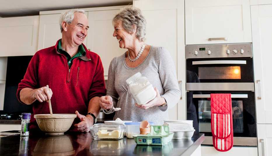 Una pareja cocina juntos