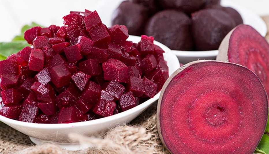 Beneficios increíbles de la remolacha - Remolacha picada en cuadritos