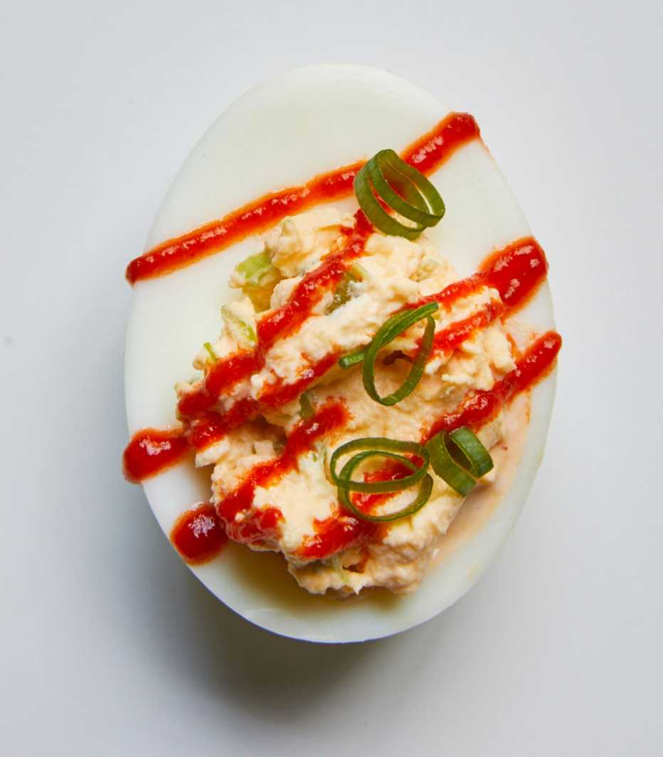Huevo hervido con sriracha Huevo hervido con sriracha