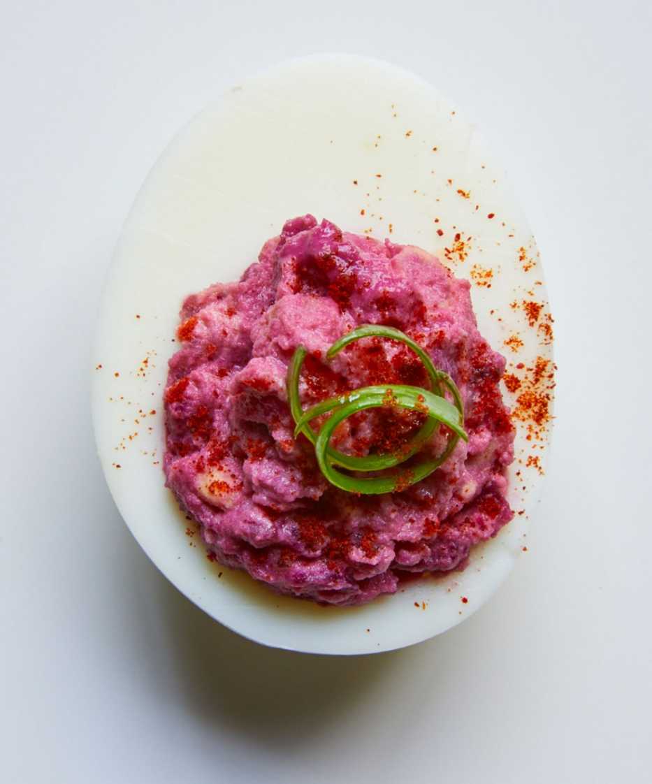 Huevo hervido con humus Huevo hervido con humus