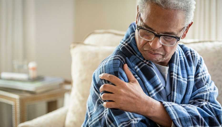 Hombre tocándose el brazo en señal de molestia - Combatir la inflamación