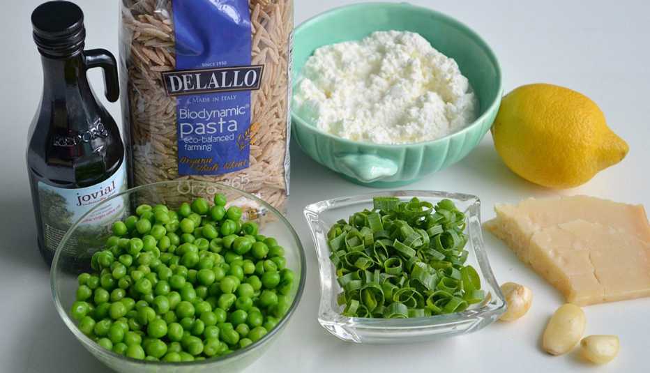 Diferentes vegetales, alimentos sobre la mesa
