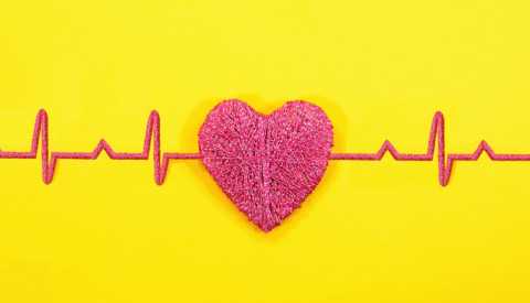 Latidos del corazón que forman un corazón al centro sobre un fondo amarillo Latidos del corazón que forman un corazón al centro sobre un fondo amarillo