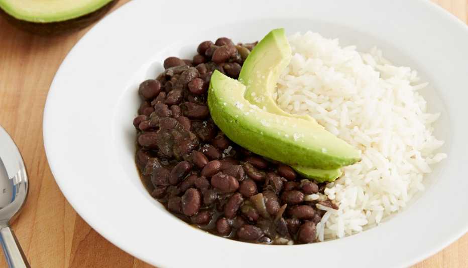 Frijoles negros, arroz blanco y aguacate
