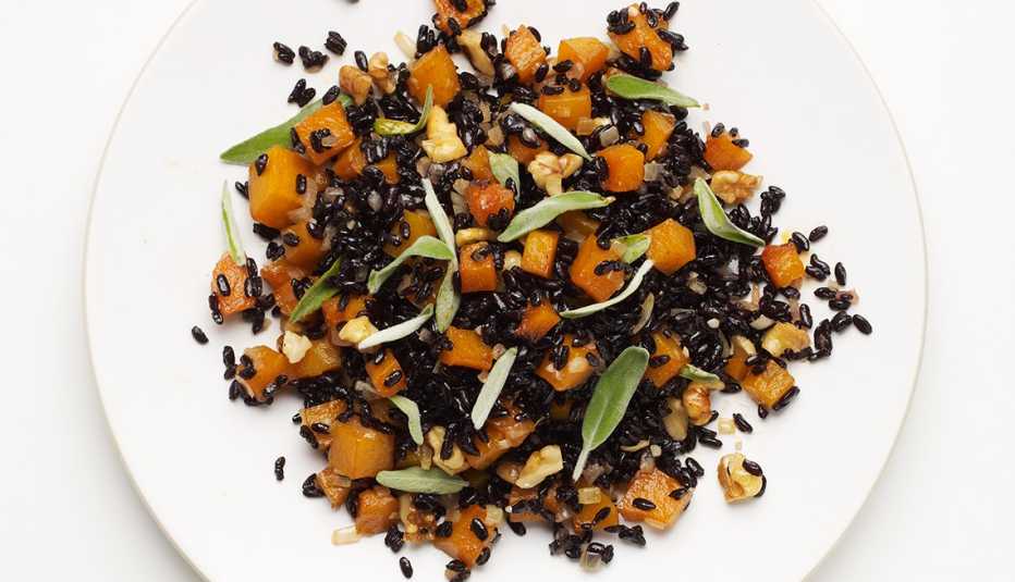 Plato sobre la mesa con Butternut Squash Plato con vegetales