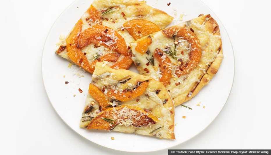 Plato con pedazos de pizza
