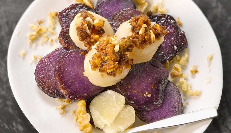 Salteado con nueces y patatas