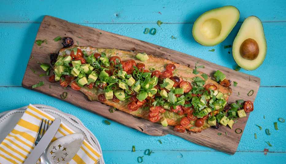 Salmón a la parrilla al estilo cubano con aguacate