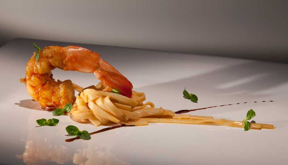Fettuccine de palmito con mantequilla de coral y camarones glaseados Fettuccine de palmito con mantequilla de coral y camarones glaseados