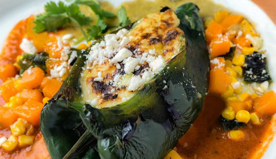 Chiles poblanos rellenos de flores de queso y calabaza
