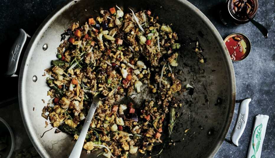 Caldero con ingredientes para preparar arroz frito