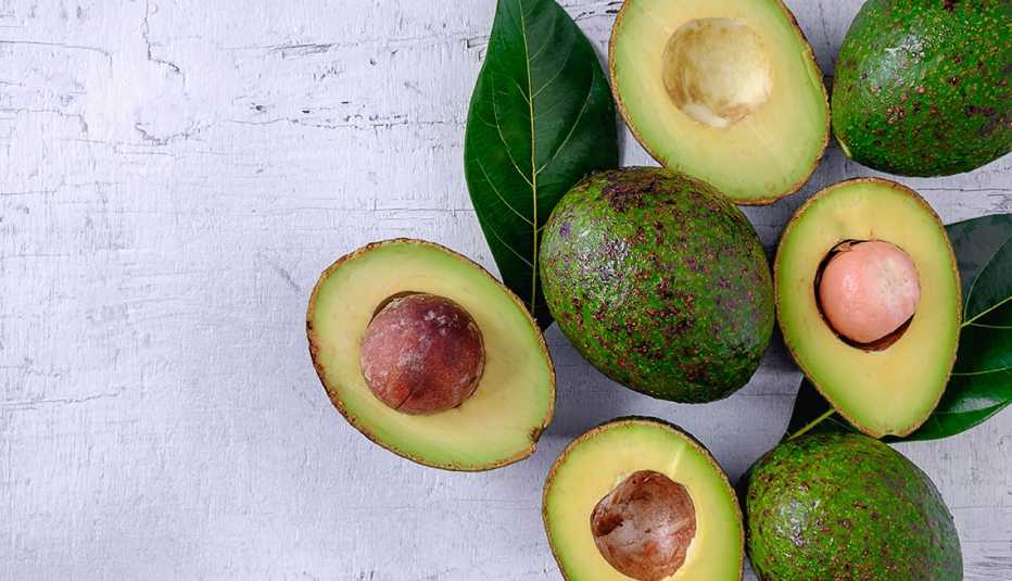 Aguacates enteros y otros cortados a la mitad