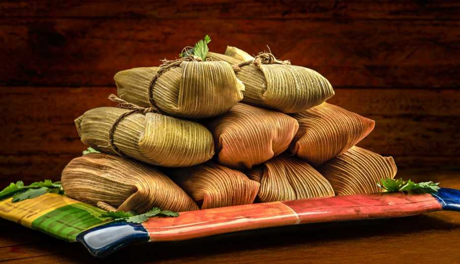 Varios tamales sobre un plato rectangular Varios tamales sobre un plato rectangular