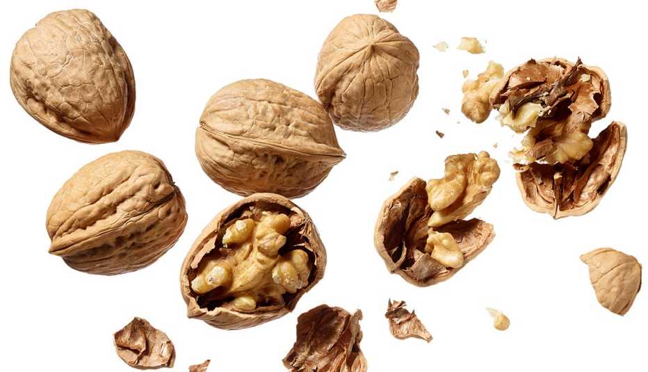 Nueces enteras en cáscaras