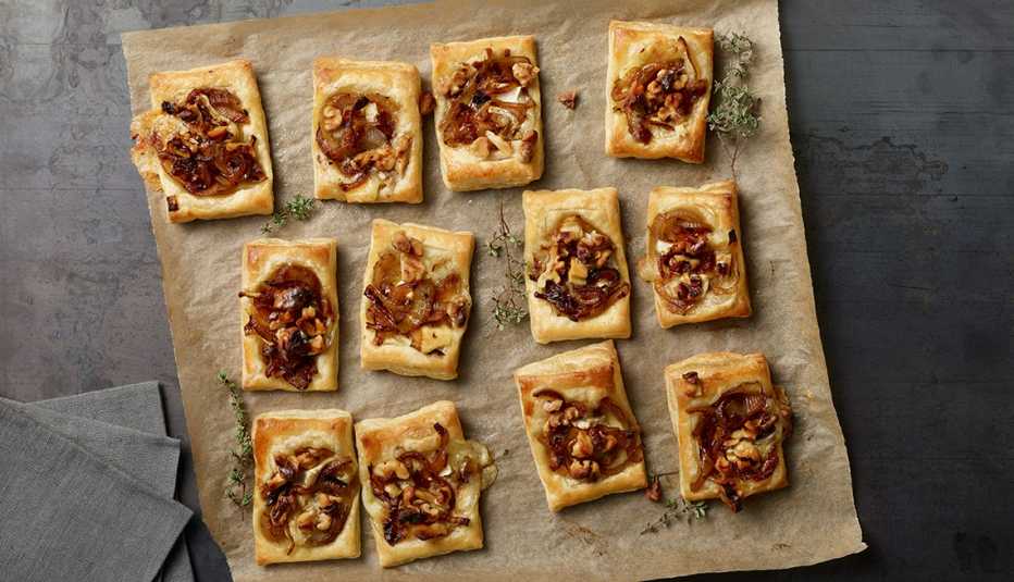 Tartas de cebolla caramelizada, queso Brie y nueces