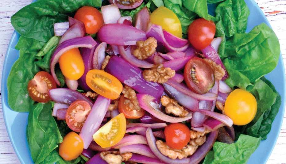 Ensalada templada de cebolla confitada y espinaca.