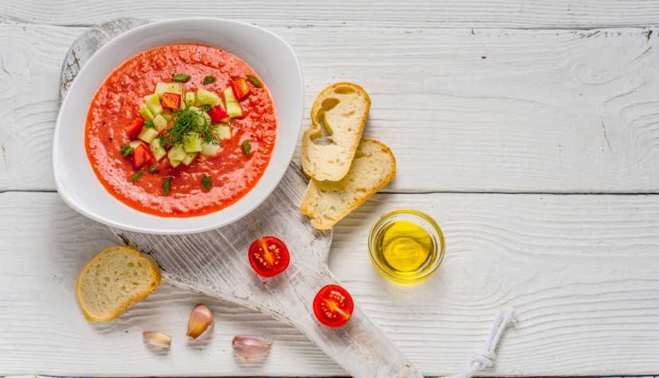Gazpacho, pan y aceite de oliva sobre una mesa Gazpacho, pan y aceite de oliva sobre una mesa
