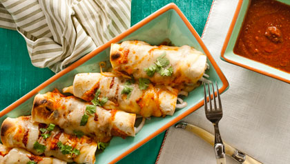Enchiladas de pollo en salsa roja Plato de enchiladas