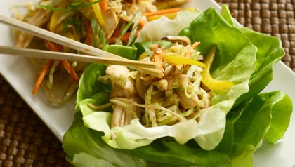 Recetas para prevenir el cancer de colon: Pollo mu shu envuelto en lechuga Recetas para prevenir el cancer de colon: Pollo mu shu envuelto en lechuga