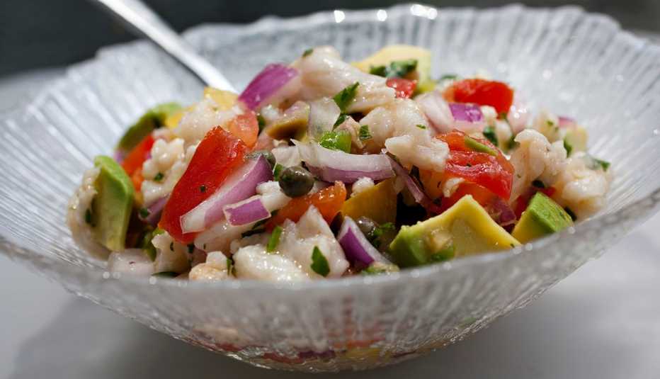 Recipiente de cristal con ceviche de tilapia. Recipiente de cristal con ceviche de tilapia.
